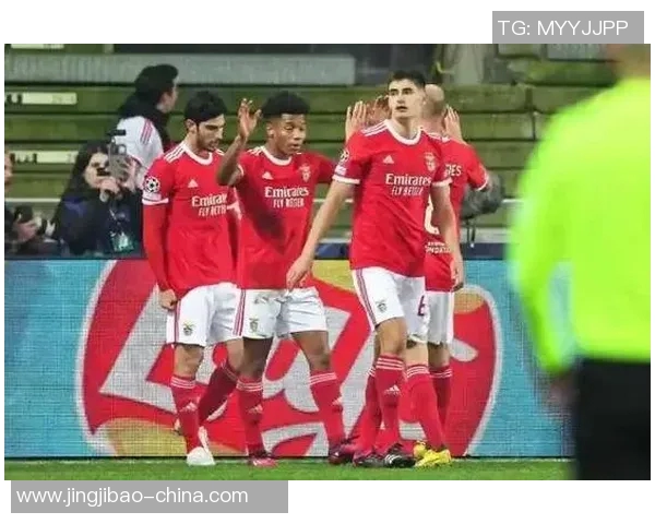 国王杯激战曼联逆转本菲卡四比三精彩集锦引爆全场气氛